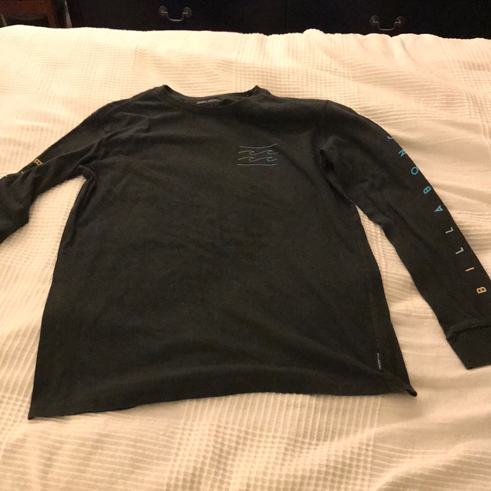 Long sleeve tee.
